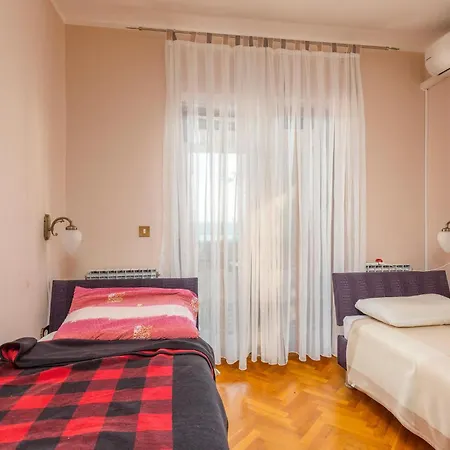 5 Bedroom Cozy In Holiday home Jadranovo