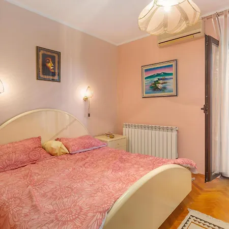5 Bedroom Cozy In Jadranovo