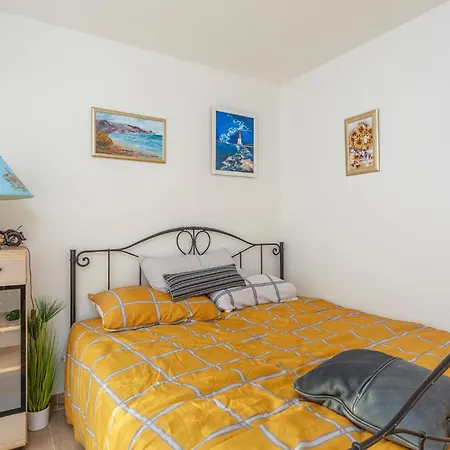 5 Bedroom Cozy In Jadranovo