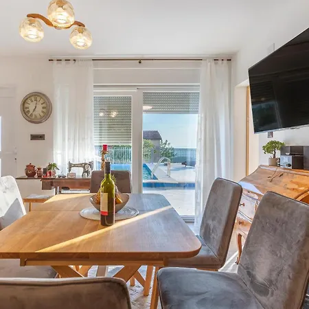 Holiday home 5 Bedroom Cozy In