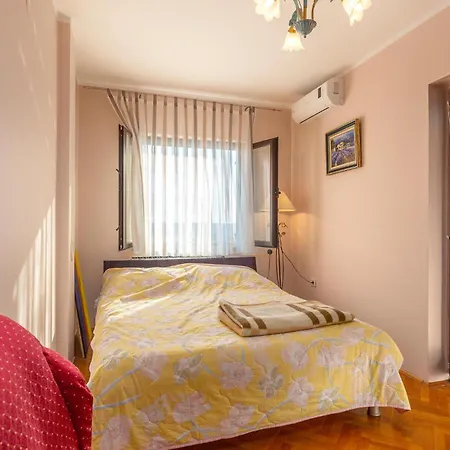 5 Bedroom Cozy In Holiday home *