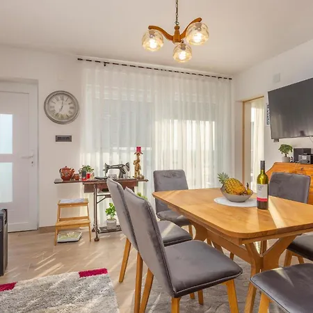 Holiday home 5 Bedroom Cozy In Jadranovo
