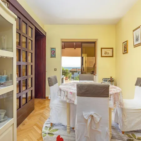 5 Bedroom Cozy In Jadranovo