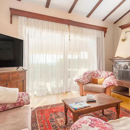 5 Bedroom Cozy In Holiday home